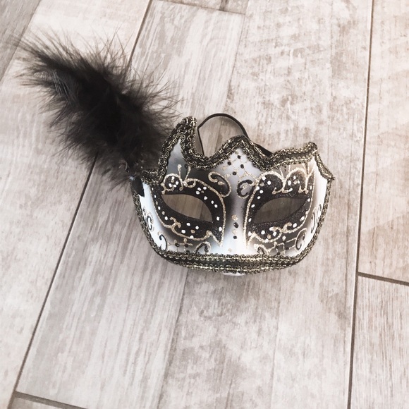 Masquerade Mask Black White Gold - Picture 2 of 8